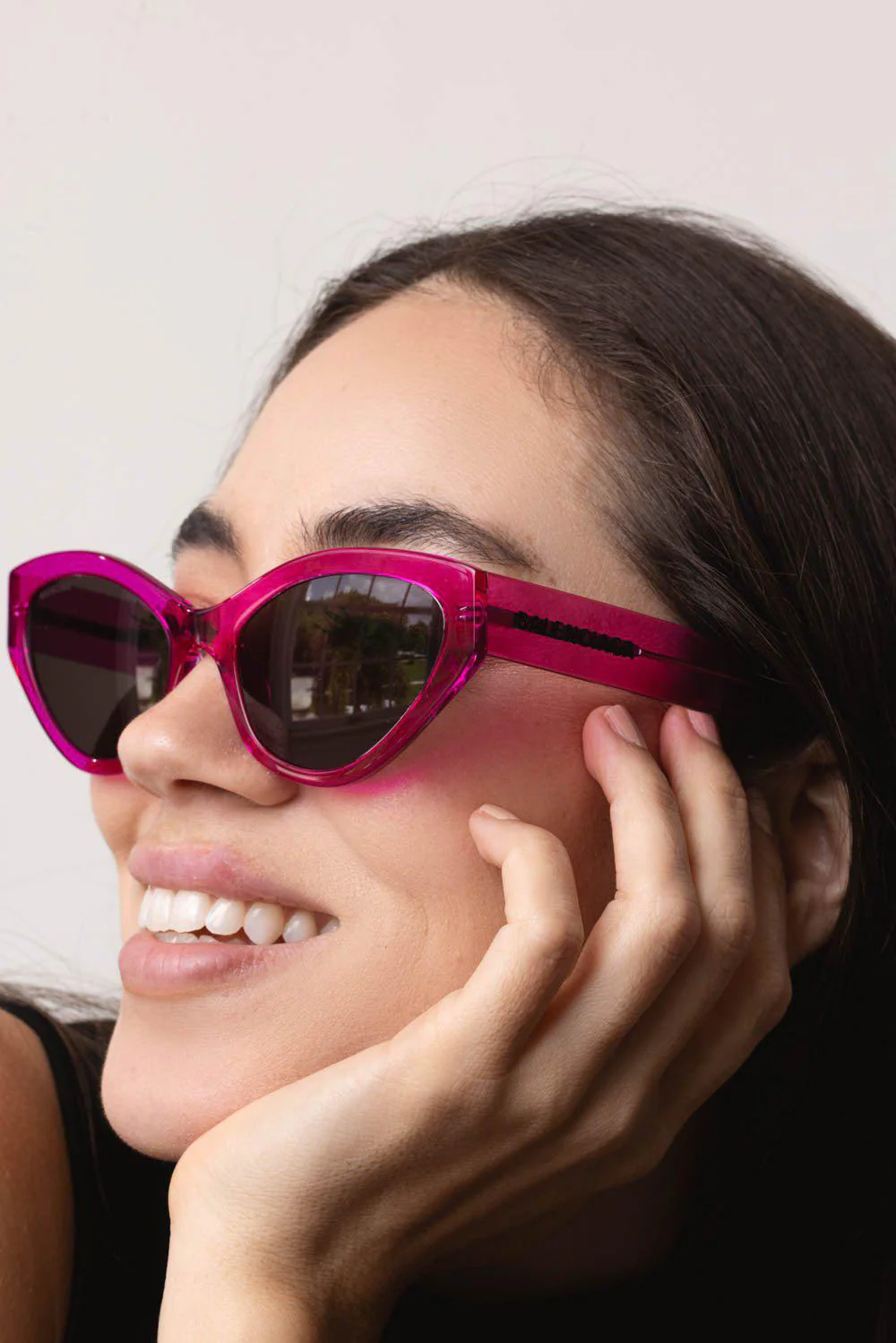 Sleek Cat Eye Logo Sunglasses - Image 4