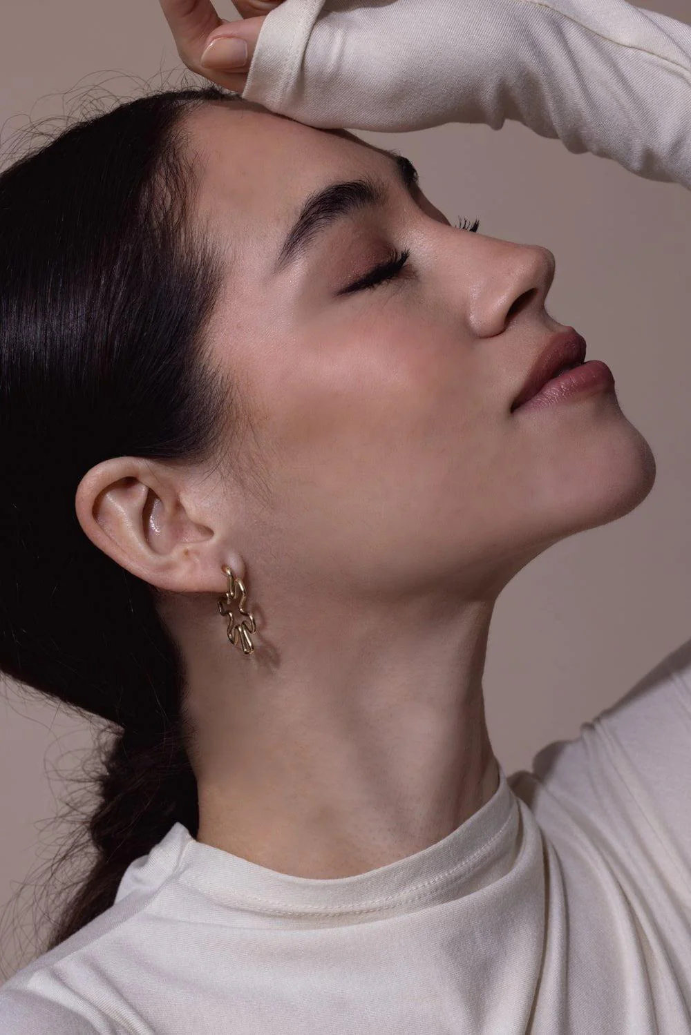 Small Daisy Gold Earrings - Image 4