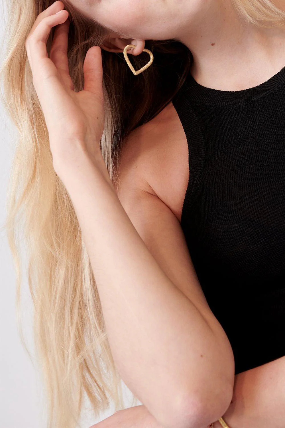 Small Cuore Hoop Earrings - Image 5