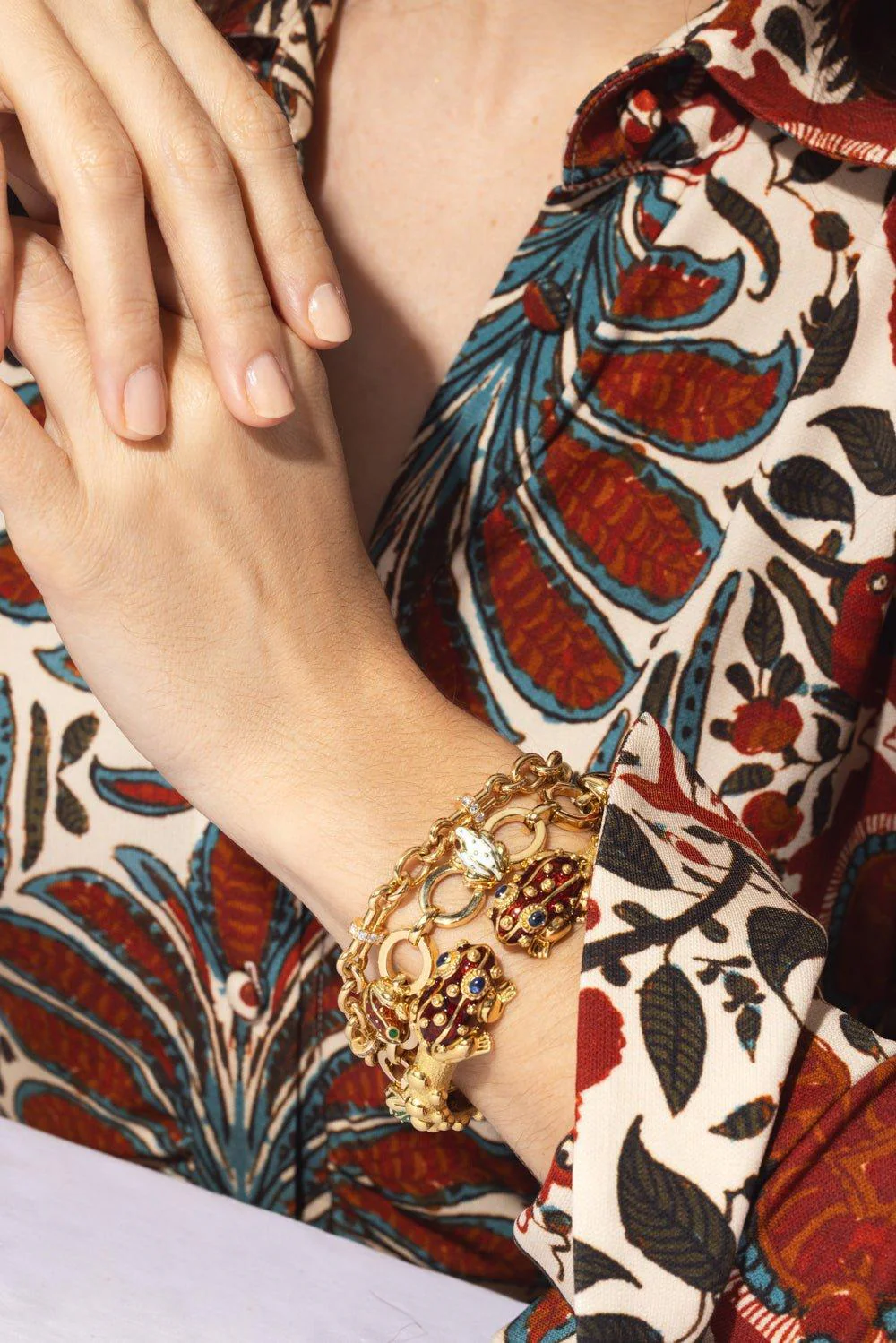 Red Enamel Sapphire Frog Bangle Bracelet - Image 3