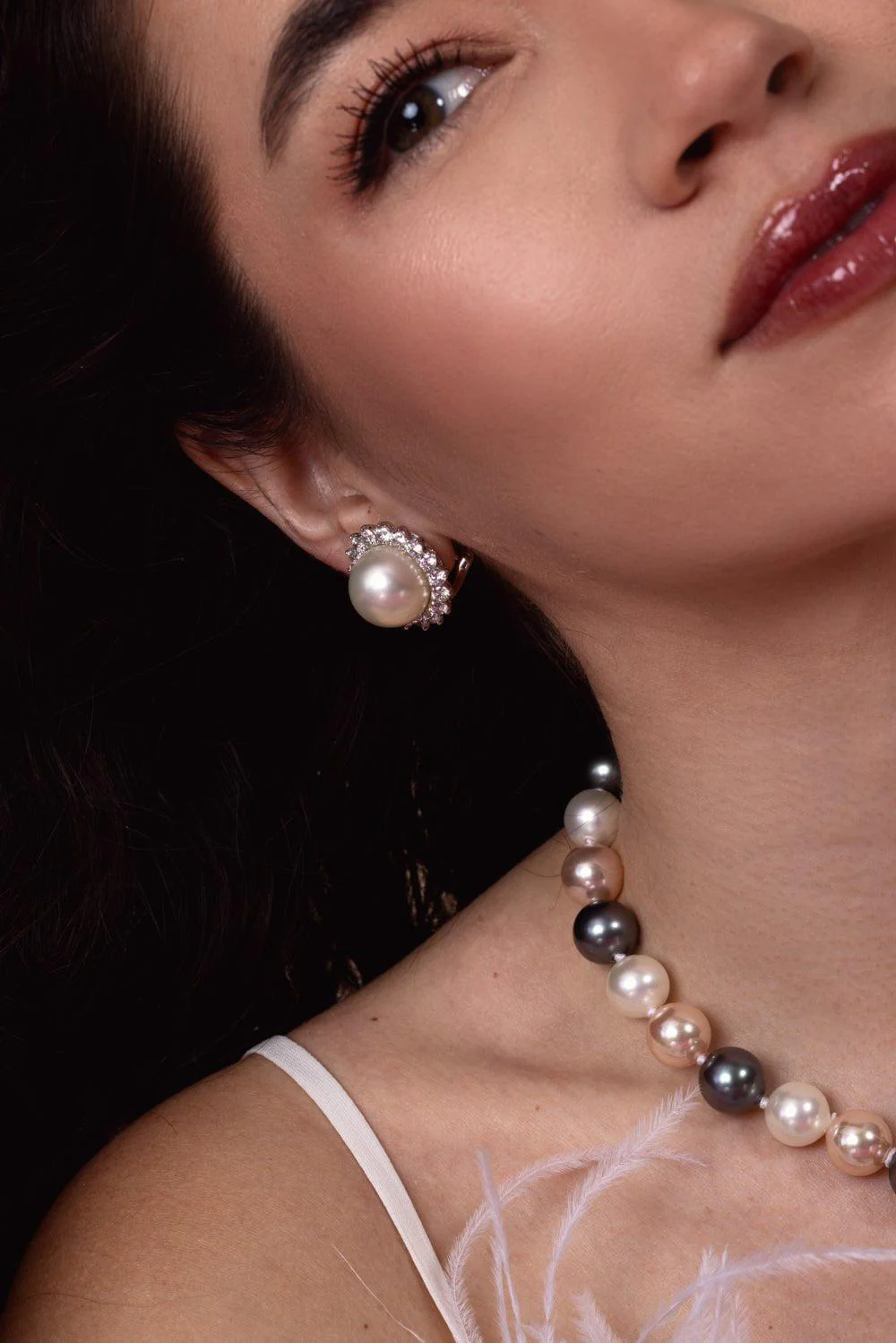 Stone Surrounding Stud Earrings - Image 2