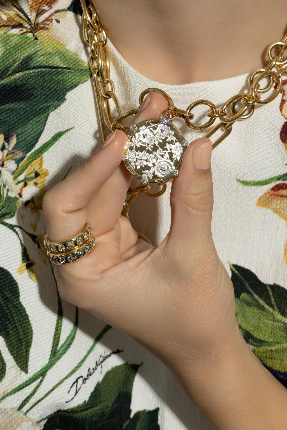Floral Screen Resilience Large Medallion - Yellow Gold - Image 4