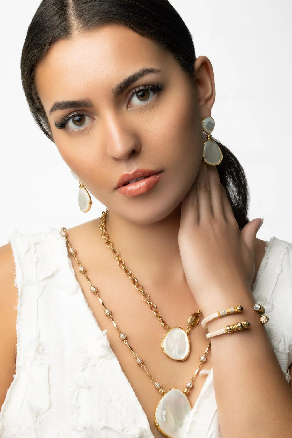 Small Pearl Silia Earrings - Image 4