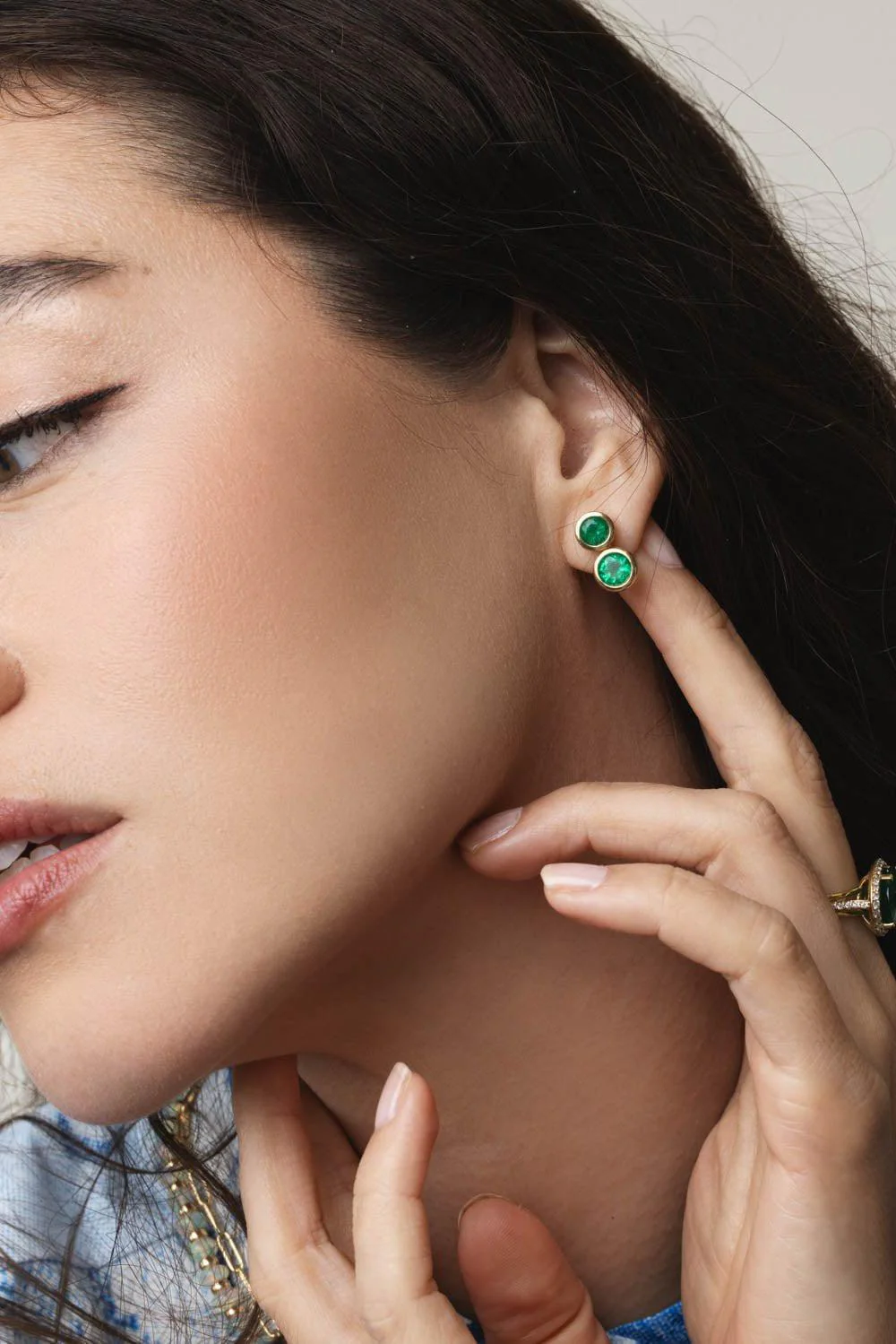 G-One Round Emerald Earrings - Image 3