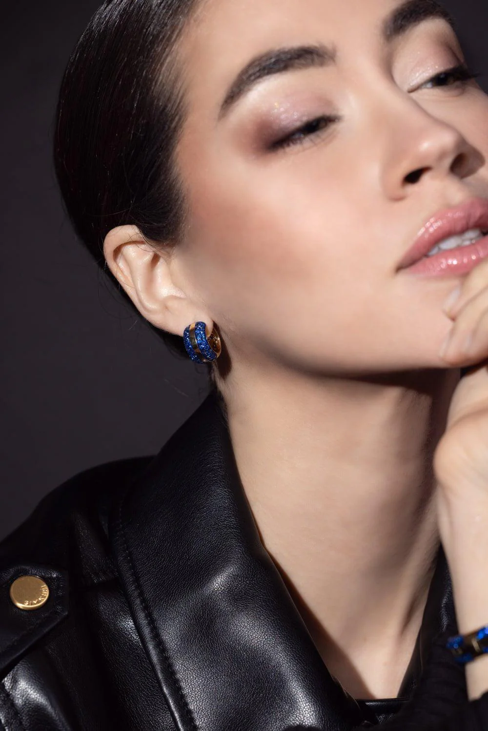 Ouro Blue Sapphire Hoop Earrings - Image 2