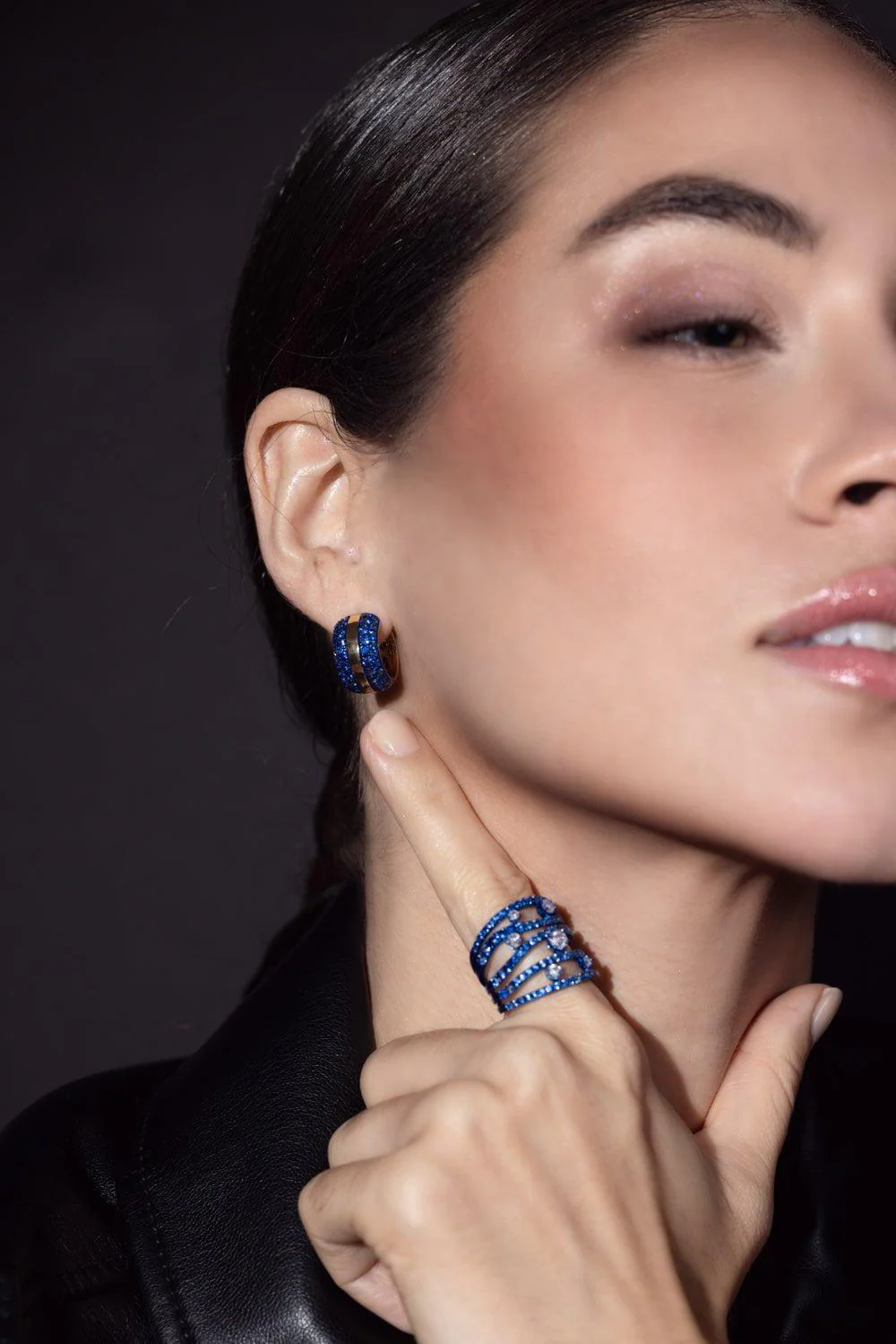 Ouro Blue Sapphire Hoop Earrings - Image 3