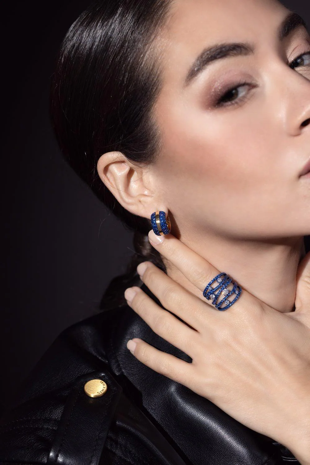 Ouro Blue Sapphire Hoop Earrings - Image 4