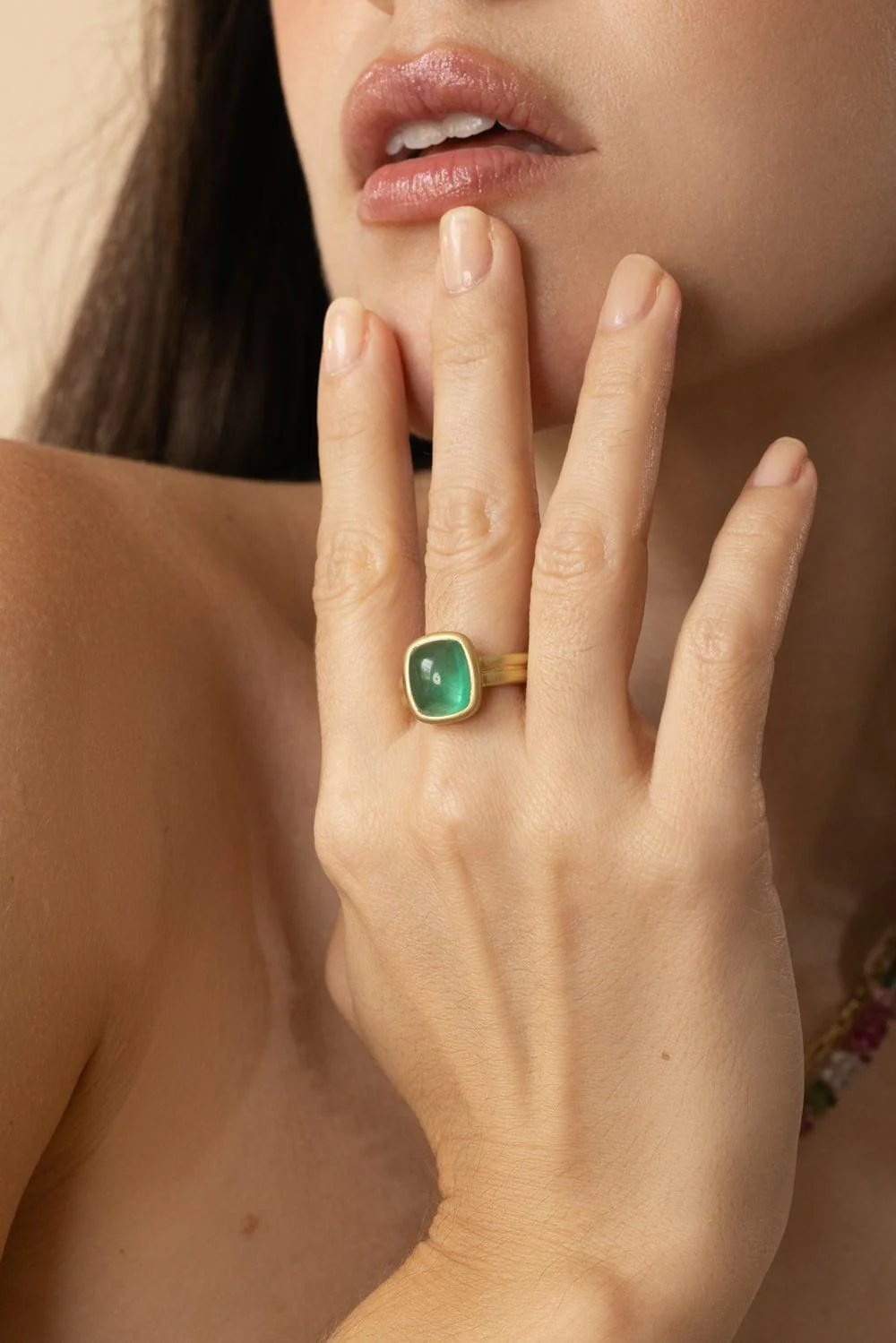 Emerald Puffed Cabochon Ring - Image 3