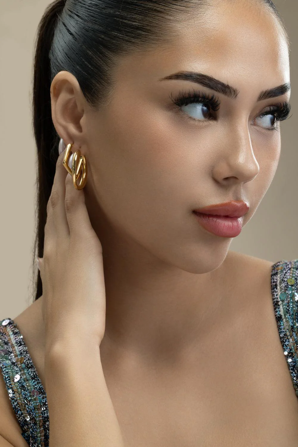 Thin to Thick Round Hoop Earrings - Image 2