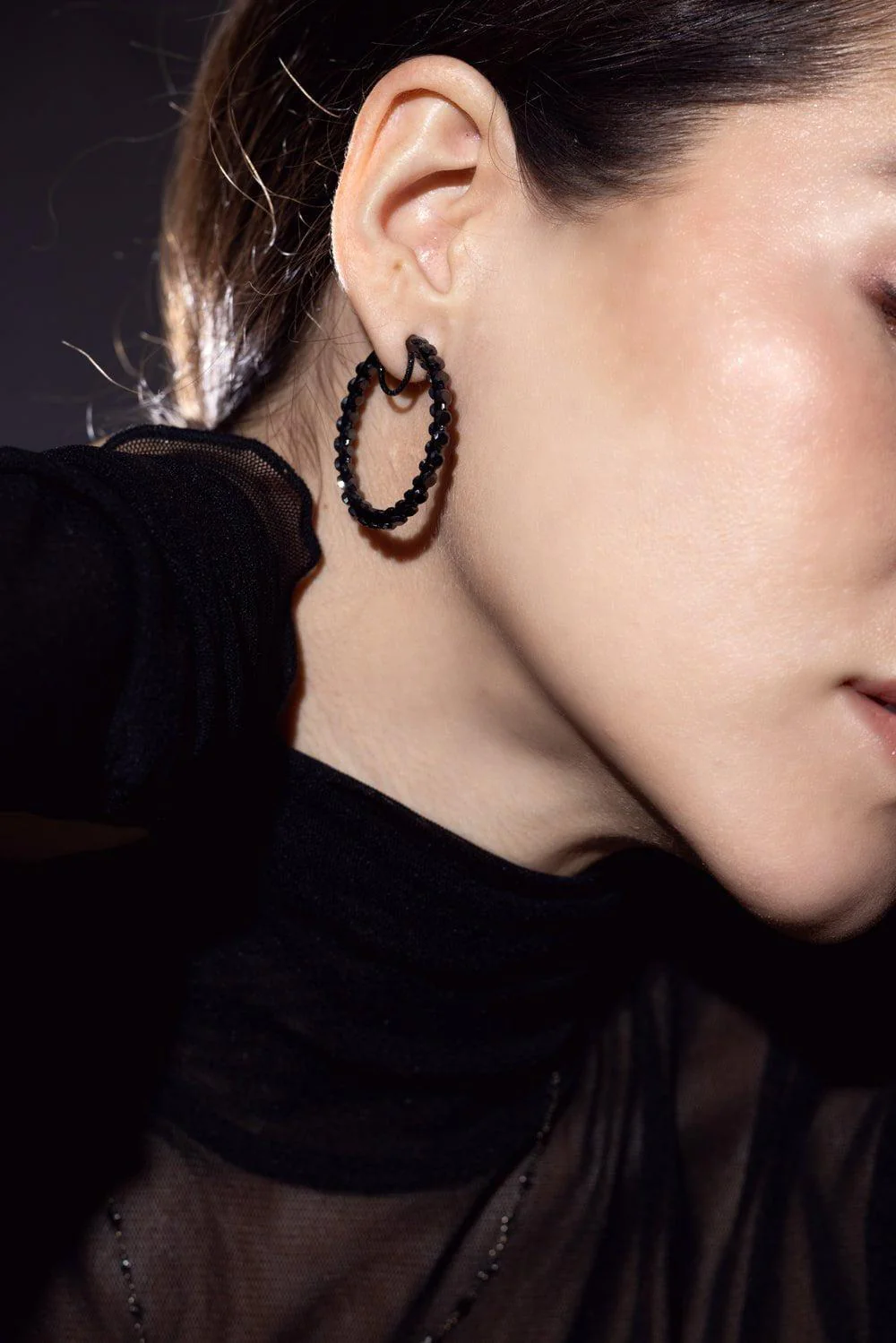 Medium Invisible In-Out Hoop Earrings - Image 2