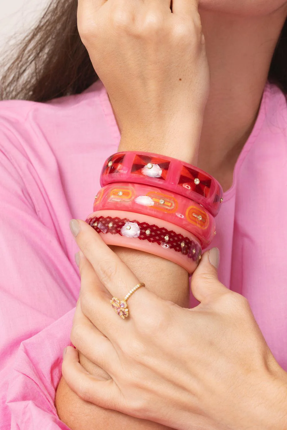 White Topaz Pink Red Bakelite Bangle - Image 3