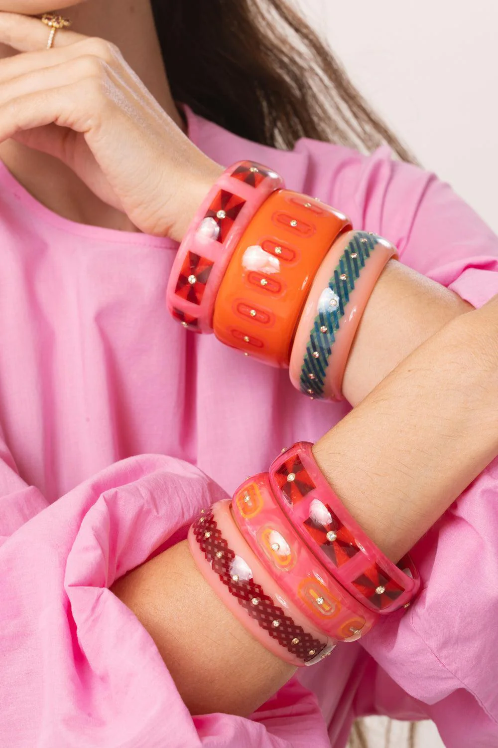 White Topaz Pink Red Bakelite Bangle - Image 3