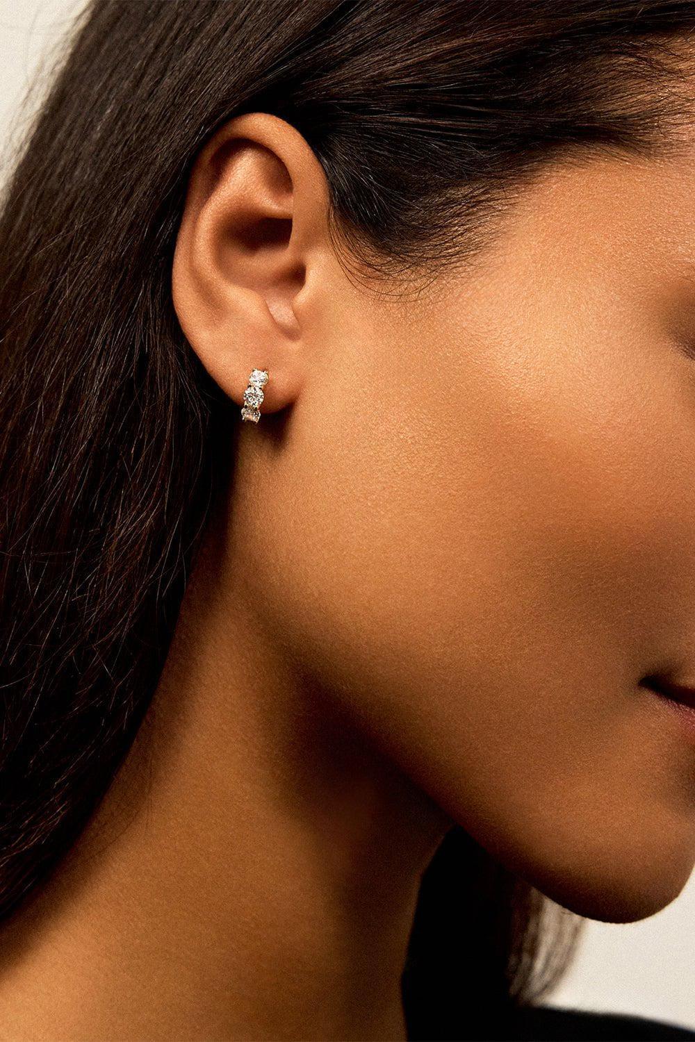 Sadie Huggie Hoop Earrings - Yellow Gold - 4mm - Image 2