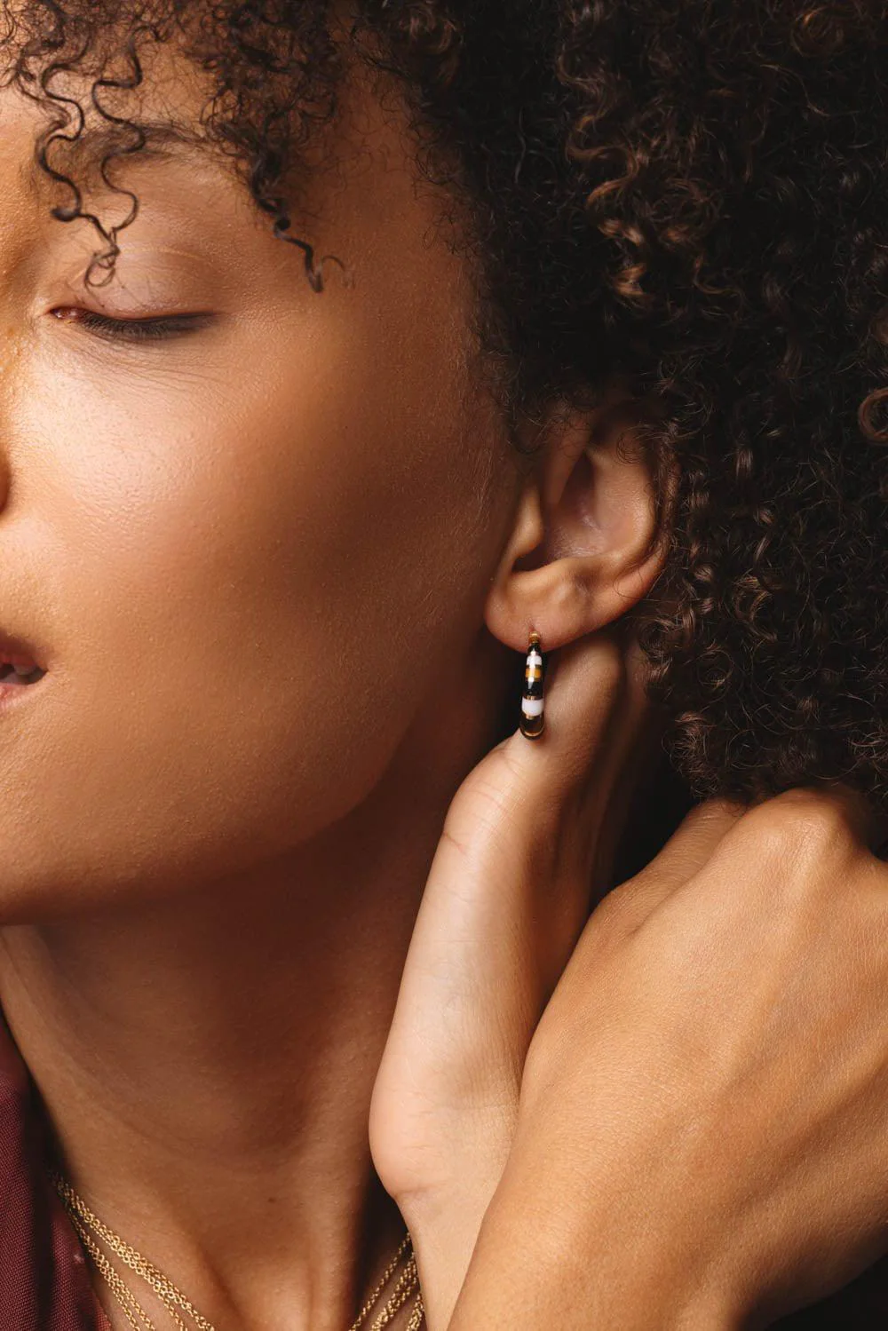 MINI CHUNKY INLAY BROWN WHITE HOOP EARRINGS - Image 2