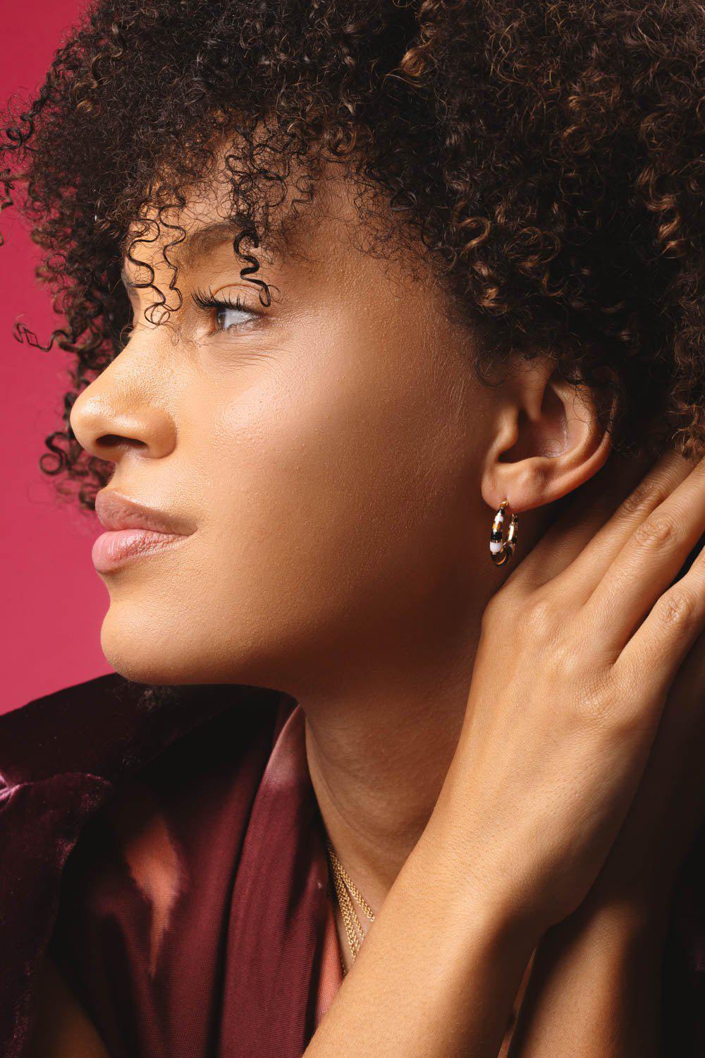 MINI CHUNKY INLAY BROWN WHITE HOOP EARRINGS - Image 3