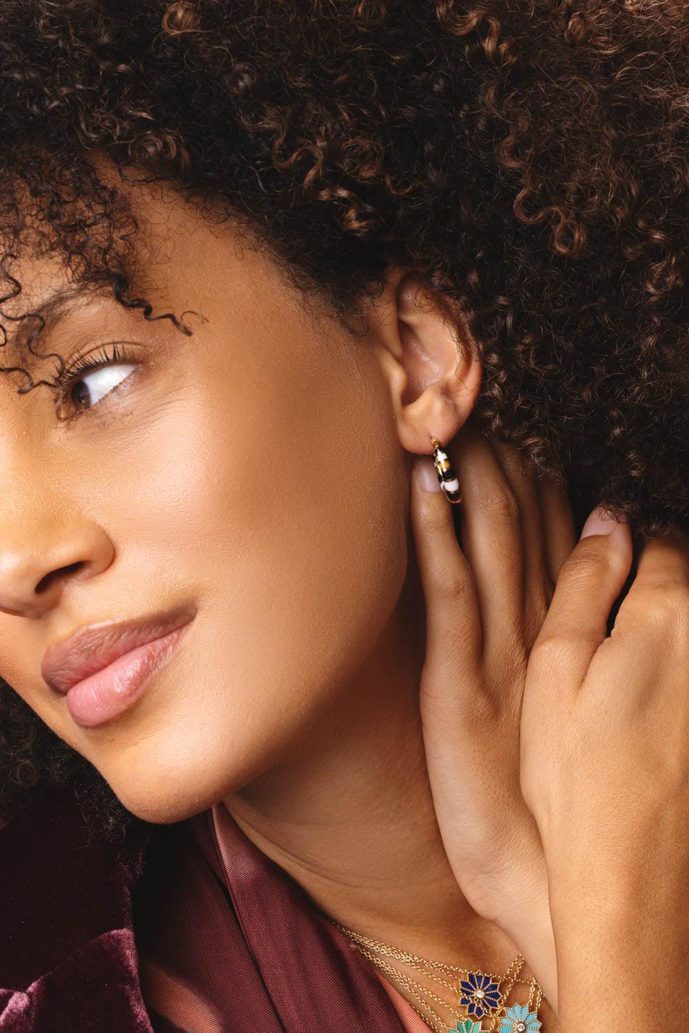 MINI CHUNKY INLAY BROWN WHITE HOOP EARRINGS - Image 4