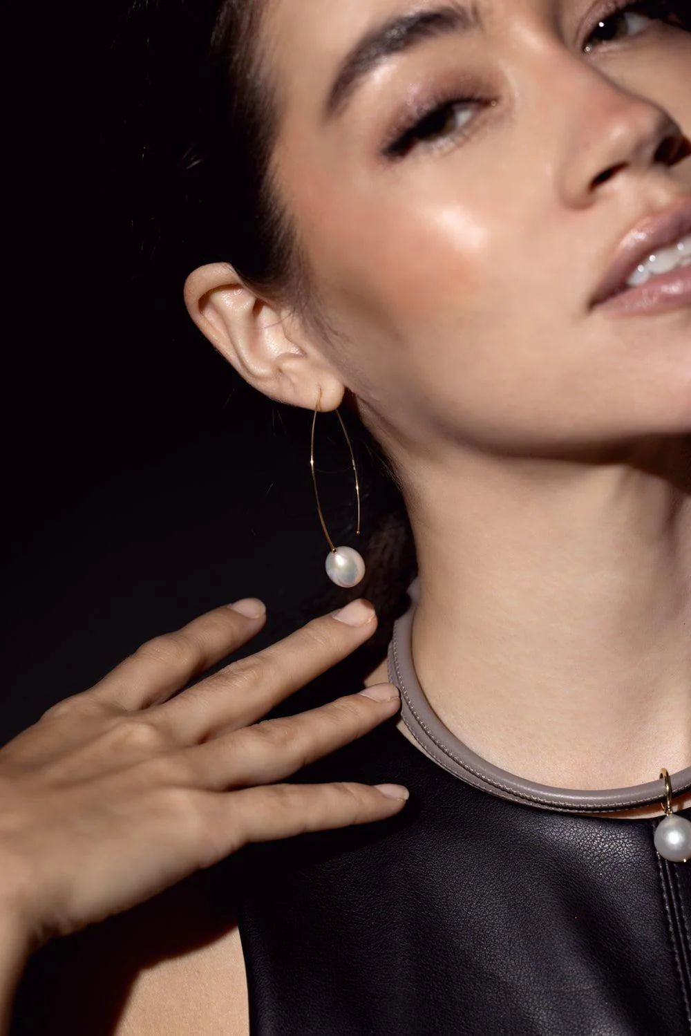 Taupe Leather Pearl Choker Necklace - Image 4