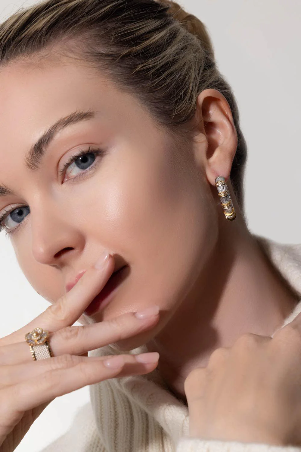 Diamond Bar Nuur Earrings - Image 2