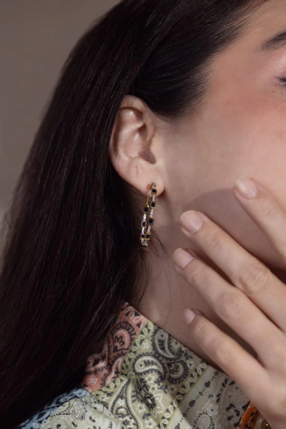 Paro Blue Sapphire Hoop Earrings - Image 5