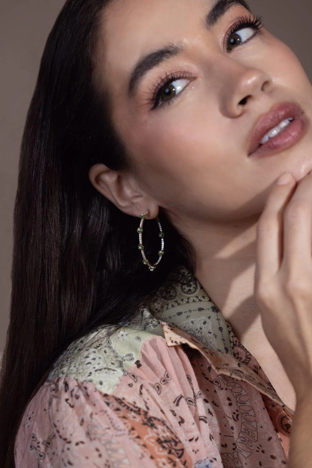 Paro Emerald Hoop Earrings - Image 3