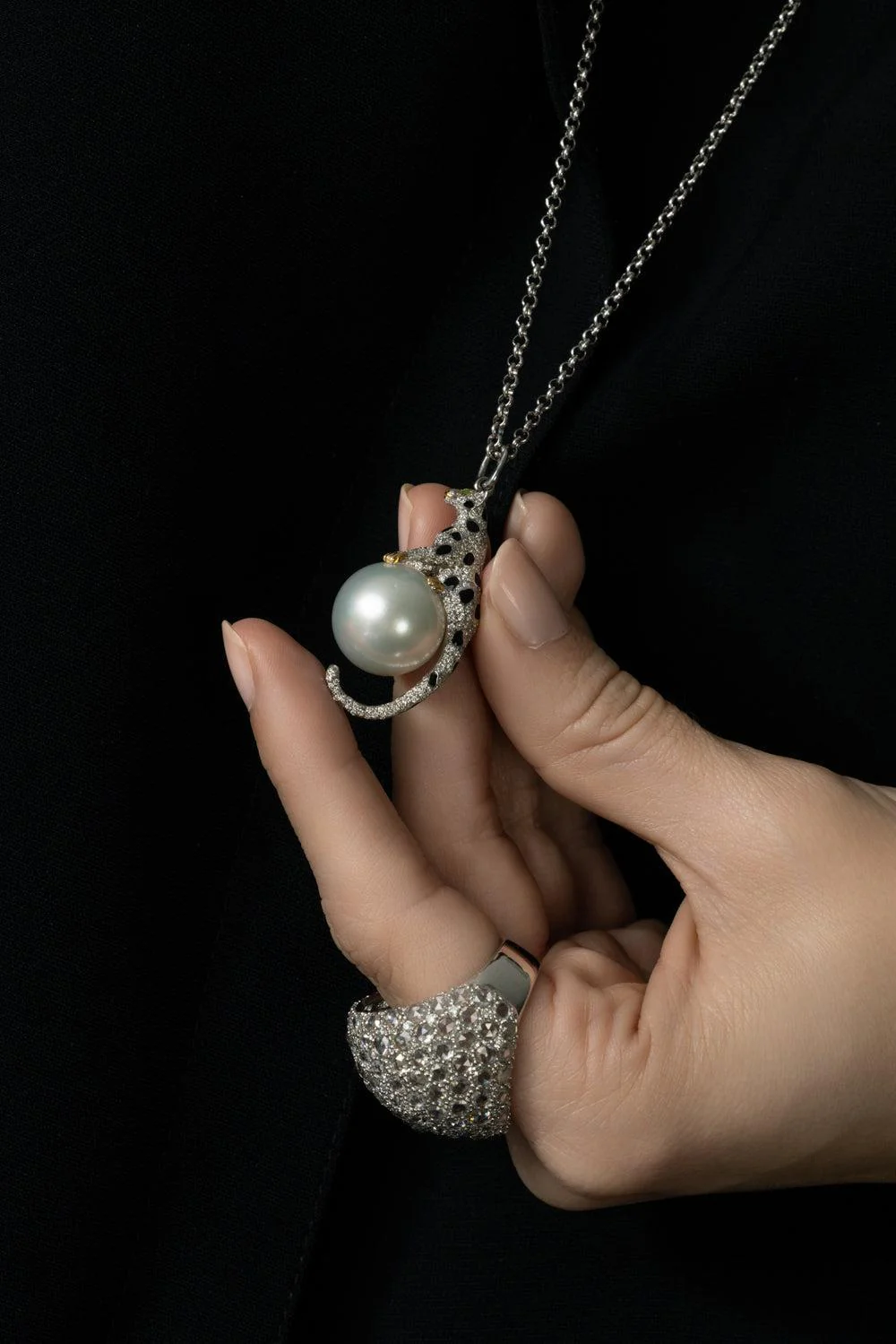 Leopard Hanging Pearl Necklace - Image 2