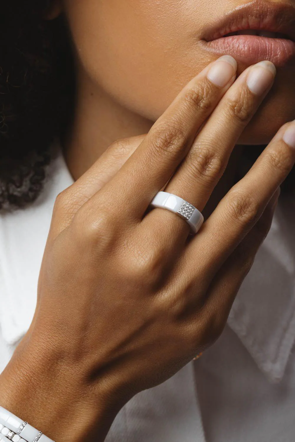 1 Row Diamond White Ceramic Scacco Stretch Ring - Image 4