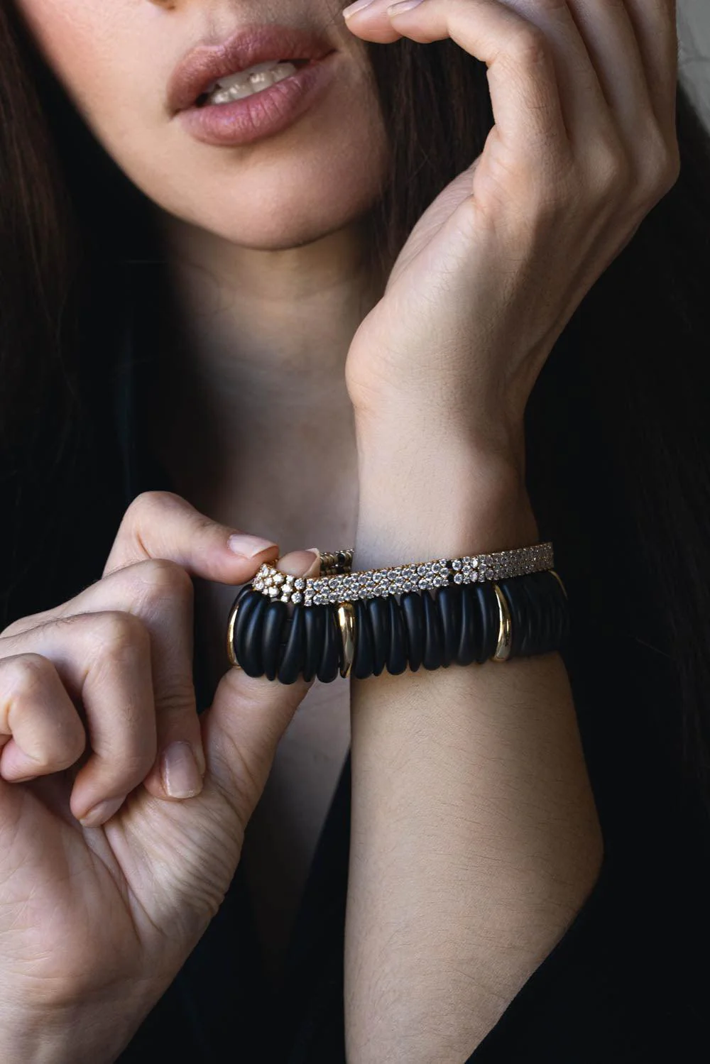 Matte Black Gold Station Artiglio Stretch Bracelet - Image 2