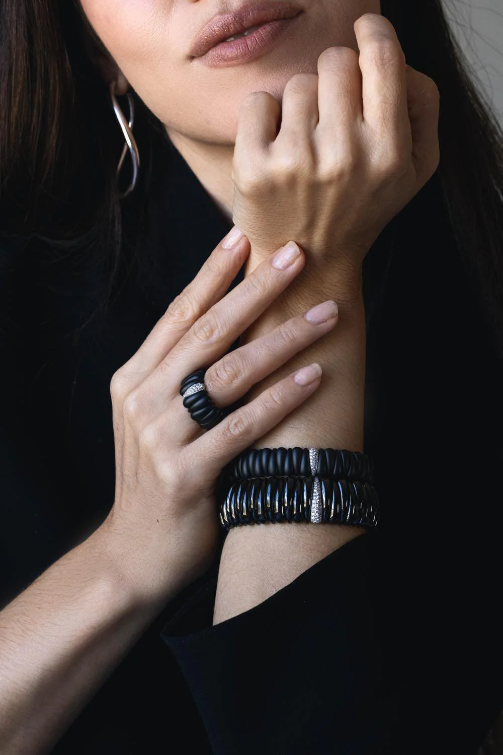 Matte Black Gold Station Artiglio Stretch Bracelet - Image 3