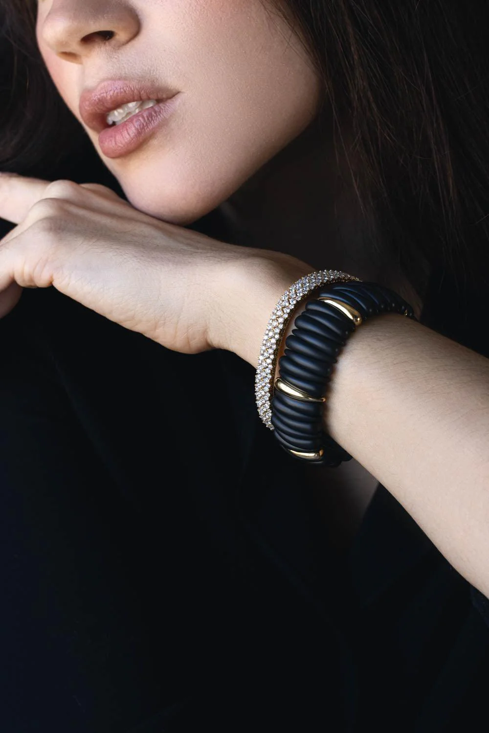 Matte Black Gold Station Artiglio Stretch Bracelet - Image 4