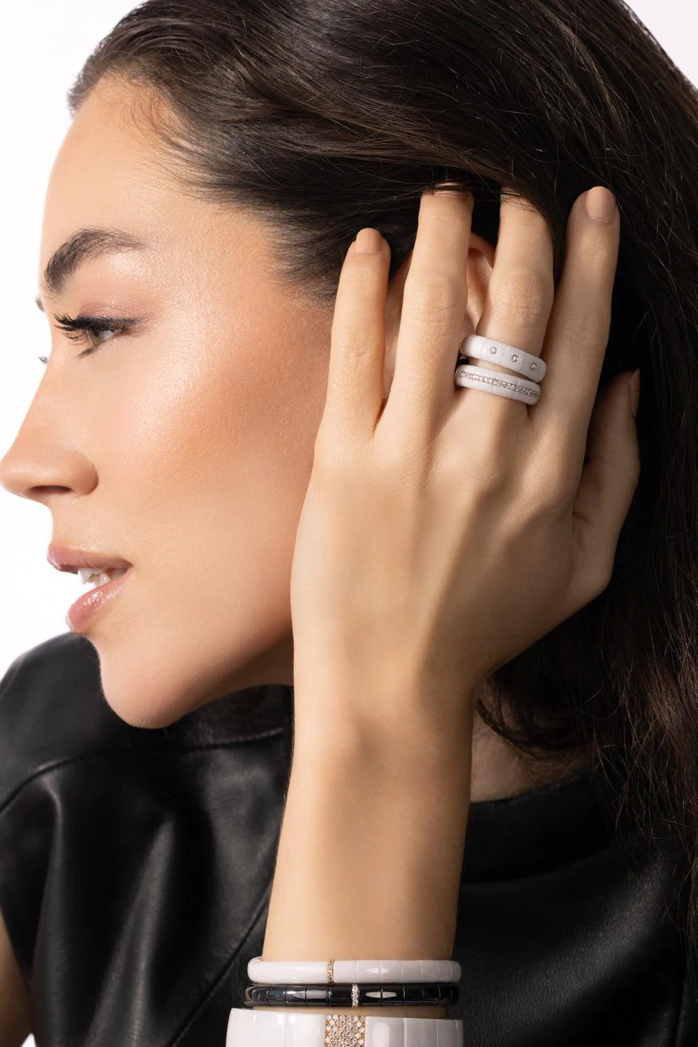 Three Diamond Bezel White Pura Stretch Ring - Image 4