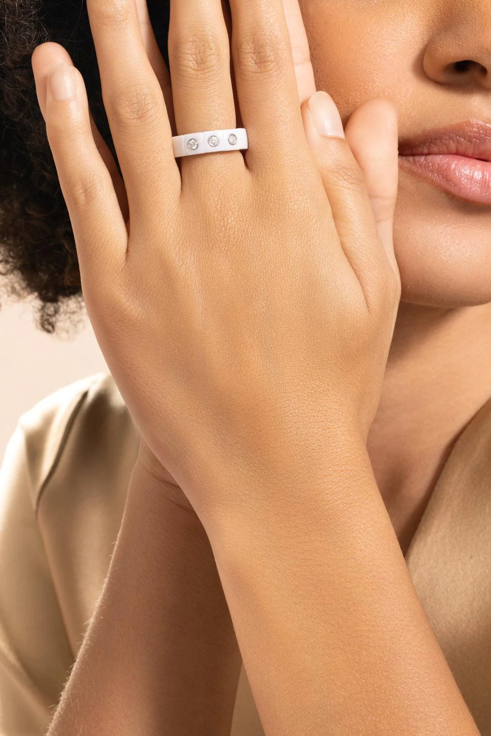 Three Diamond White Scacco Stretch Ring - Image 4