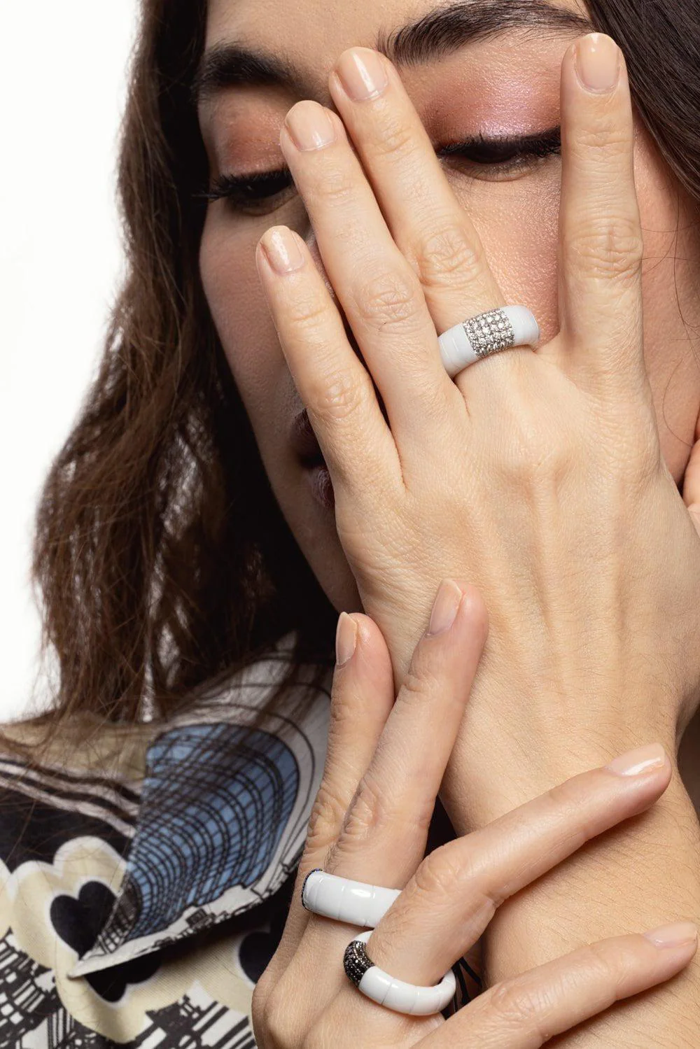 White Ceramic Blue Sapphire Bar Pura Ring - Image 4