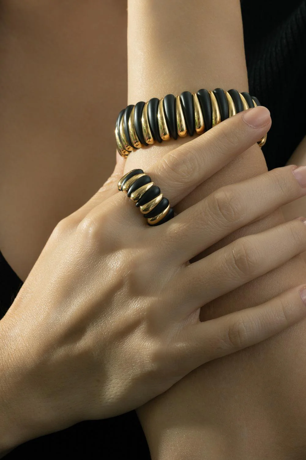 Alternating Matte Black Ceramic Artiglio Stretch Ring - Image 3