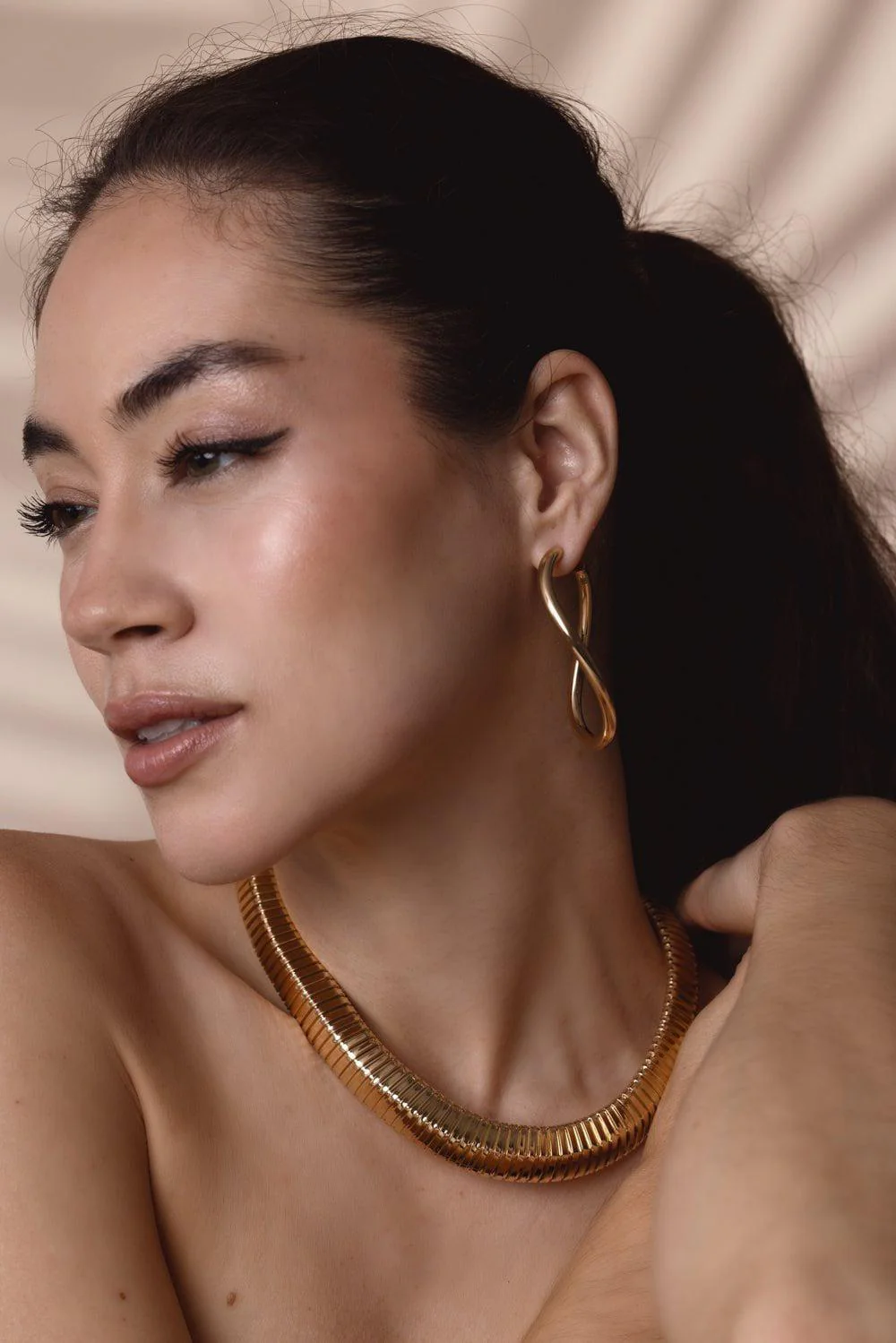 Curved Oval Hoop Earrings - Image 3