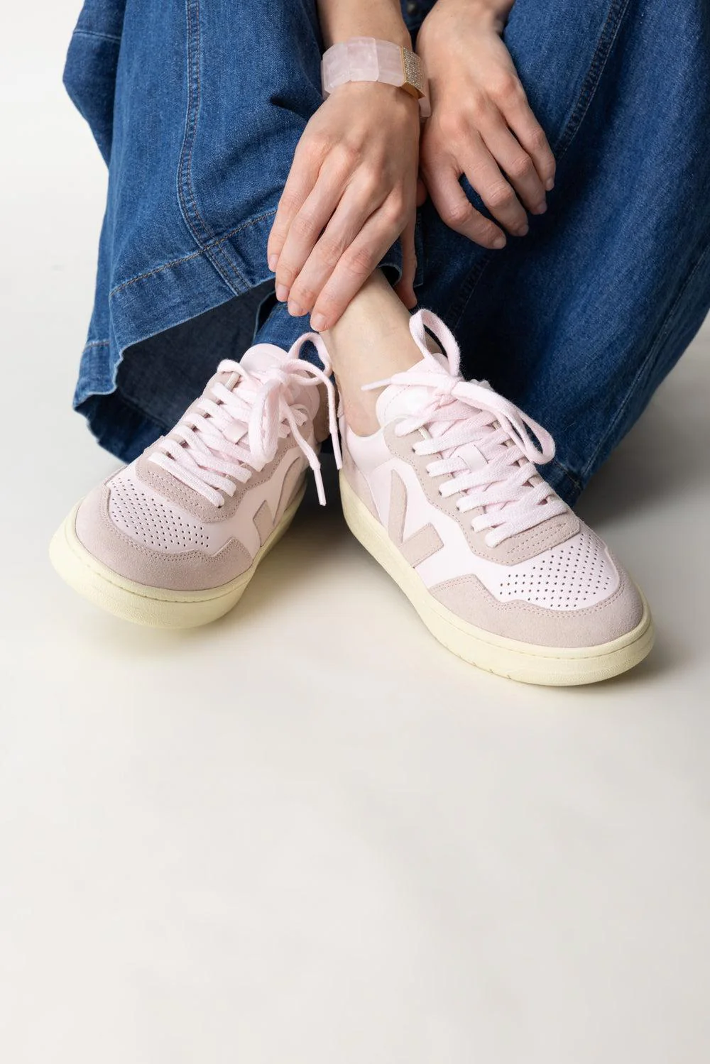V-90 Classic Sneaker - Image 3