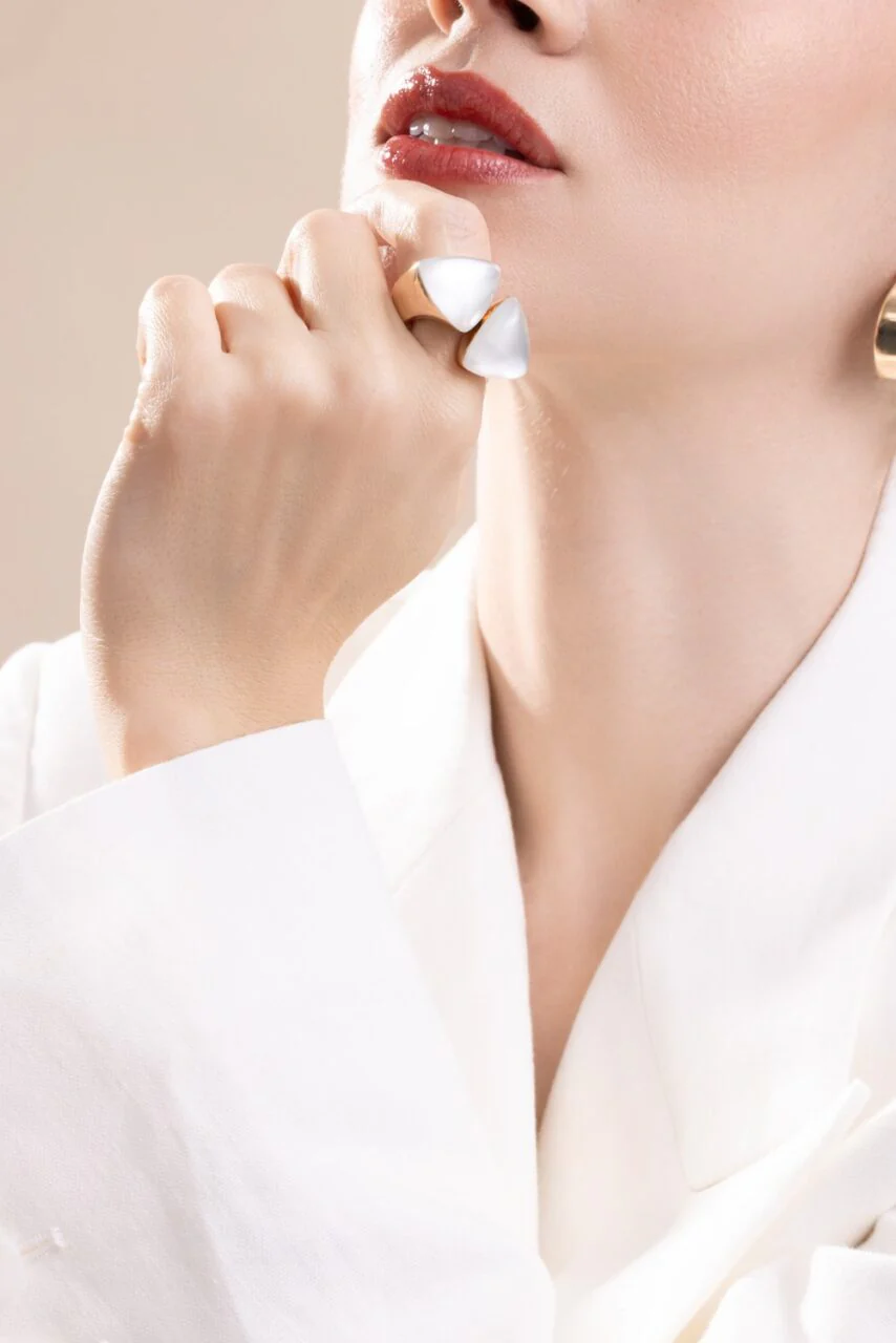Rock Crystal Pearl Freccia Ring - Image 4